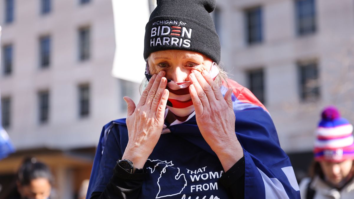 Simpatizantes del presidente Joseph Biden escuchan el discurso presidencial inaugural en Washington D.C.
