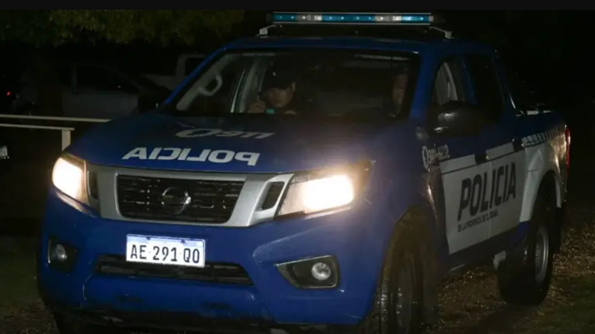 En medio de una violenta discusión familiar, un hombre apuñaló a su hijastro de 19 años con un cuchillo tipo carnicero y quedó detenido. En medio de una violenta discusión familiar, un hombre apuñaló a su hijastro de 19 años con un cuchillo tipo carnicero y quedó detenido.