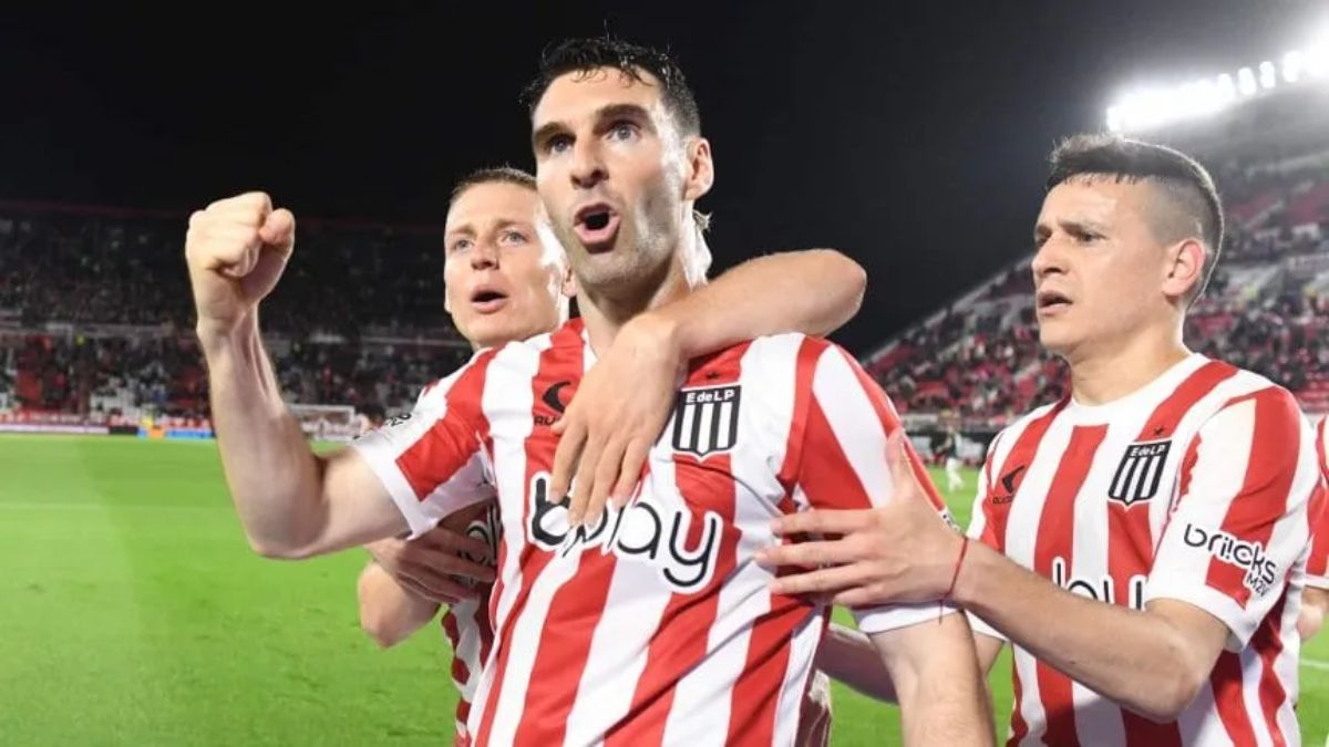 Estudiantes comparte la misma posición que San Lorenzo en la tabla acumulada, y de ganarle a Lanús puede ingresar a la Libertadores. Estudiantes comparte la misma posición que San Lorenzo en la tabla acumulada, y de ganarle a Lanús puede ingresar a la Libertadores.