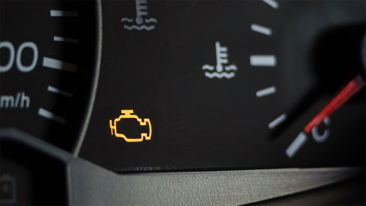 Cuando aparece la luz de check engine en el tablero del auto