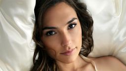 La actriz Gal Gadot la rompe interpretando a la agente Stone en la película de Netflix.