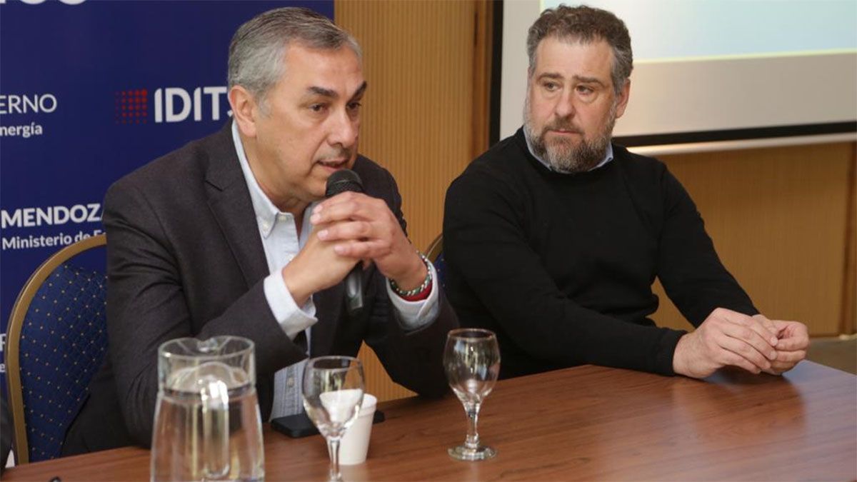 El ministro de Economía, Enrique Vaquié, junto a Alejandro Zlotolow, subsecretario de Industria y Comercio en la presentación del programa Emprende Mendoza 2.0.