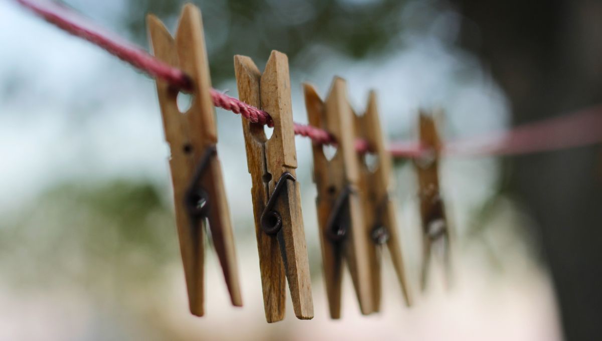 Si tenés broches a medio romper, tenés un tesoro en tu casa: para qué sirven y cómo volverlos a usar. Fuente: Canva