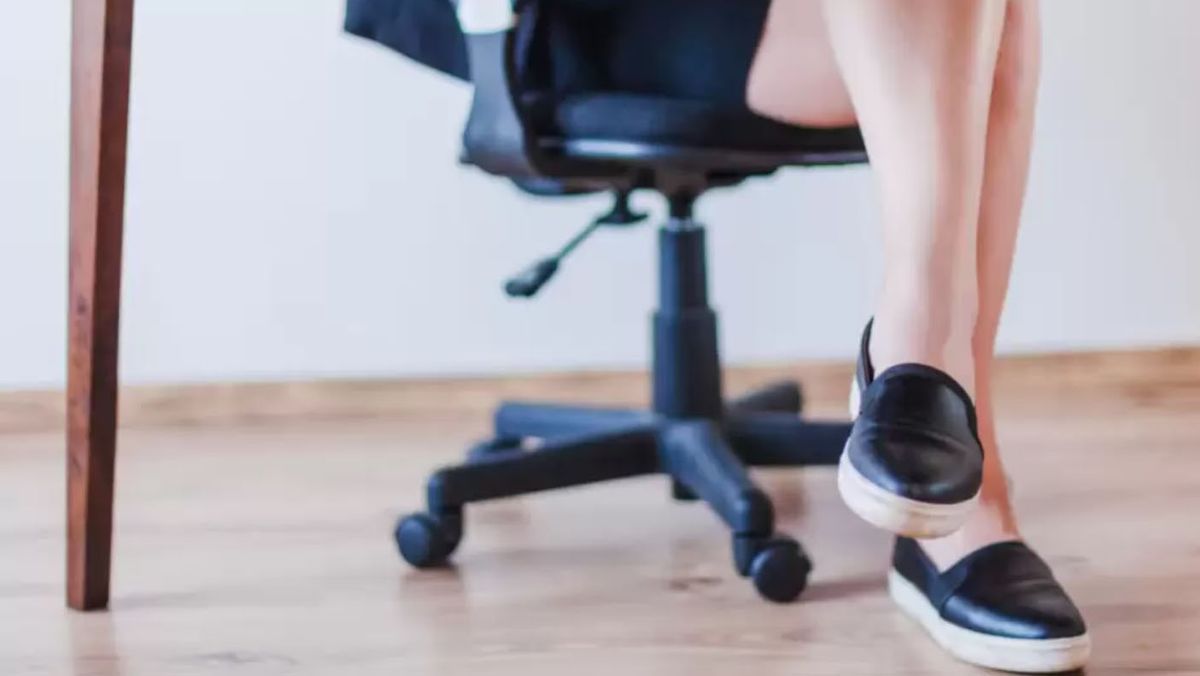 El movimiento del pie de manera repetitiva puede darse en personas con altos niveles de estrés o trastornos de hiperactividad El movimiento del pie de manera repetitiva puede darse en personas con altos niveles de estrés o trastornos de hiperactividad