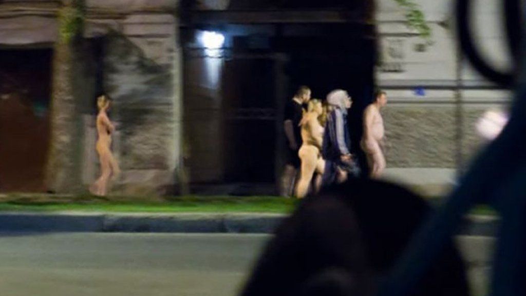 Neonazis obligaron a prostitutas y sus clientes a caminar desnudos por las calles de San Petersburgo