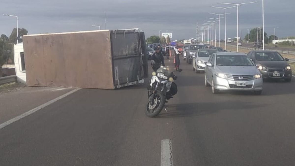 El camión volcado en Acceso Sur tras el accidente.