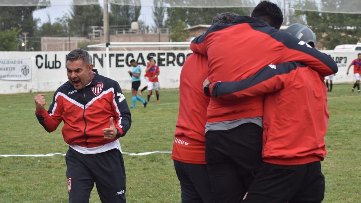 Sergio Toti Arias festeja el triunfo ante Rodeo del Medio, en Montecaseros.