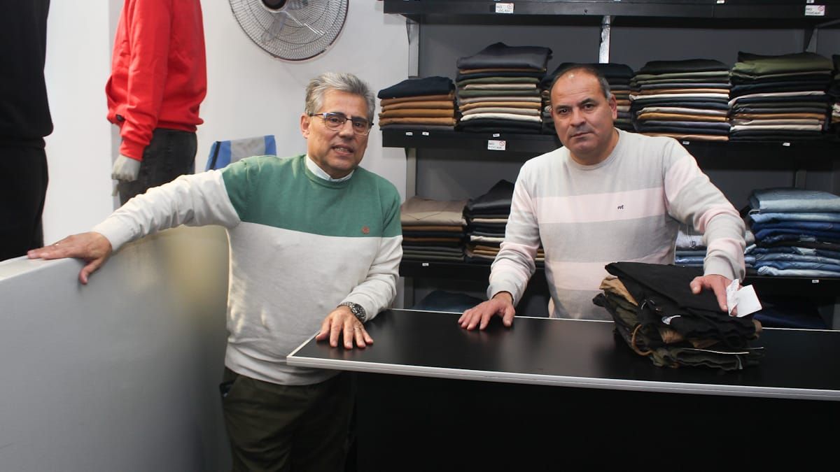 Eduardo Flores y Gabriel Ortega, su empleado de confianza y amigo de Matías, el hijo que perdió Eduardo en la pandemia. Foto: Nicolás Ríos/Diario UNO. Eduardo Flores y Gabriel Ortega, su empleado de confianza y amigo de Matías, el hijo que perdió Eduardo en la pandemia. Foto: Nicolás Ríos/Diario UNO.