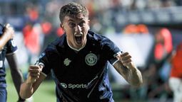 Alejo Osella grita con alma y vida el segundo gol de Independiente Rivadavia ante Sarmiento. Alejo Osella grita con alma y vida el segundo gol de Independiente Rivadavia ante Sarmiento.