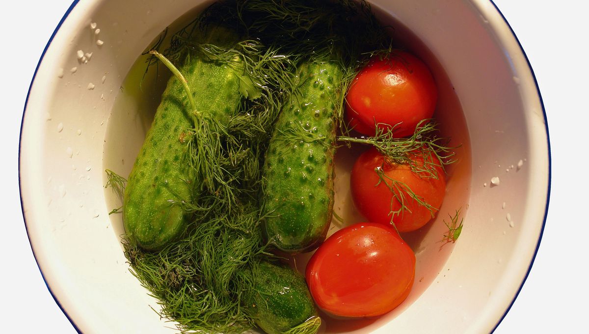 El vinagre se puede usar para cocinar y mejorar verduras. El vinagre se puede usar para cocinar y mejorar verduras. 