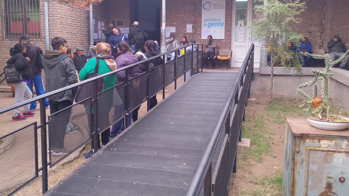 La escena se repite hace un mes en la oficina de la Agencia Nacional de Discapacidad, encargada de la auditoría de pensiones no contributivas por invalidez laboral. La escena se repite hace un mes en la oficina de la Agencia Nacional de Discapacidad, encargada de la auditoría de pensiones no contributivas por invalidez laboral.