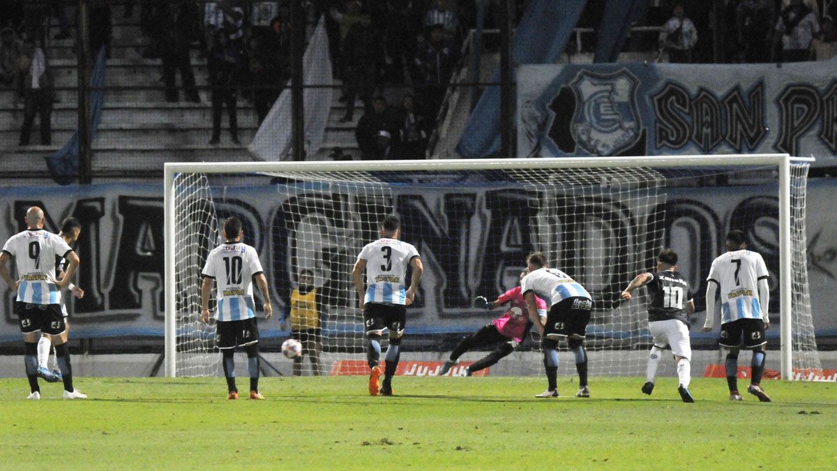 Alex Arce convirtió un gol de penal para Independuente Rivadavia ante Gimnasia y Esgrima de Jujuy.