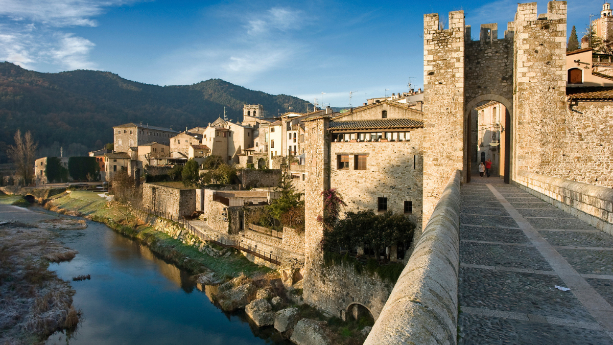 Este pueblo ubicado en Girona es uno de los más encantadores de todo España. Este pueblo ubicado en Girona es uno de los más encantadores de todo España. 