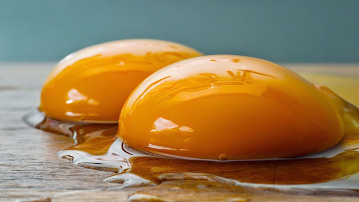 De vez en cuando aparece un huevo doble yema en las casas de las personas.
