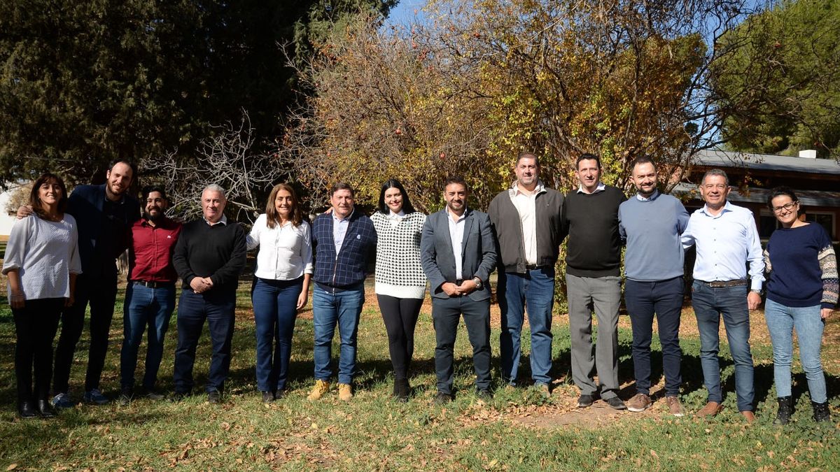 Omar Parisi junto a productores, candidatos y funcionarios nacionales en Junín. Omar Parisi junto a productores, candidatos y funcionarios nacionales en Junín.