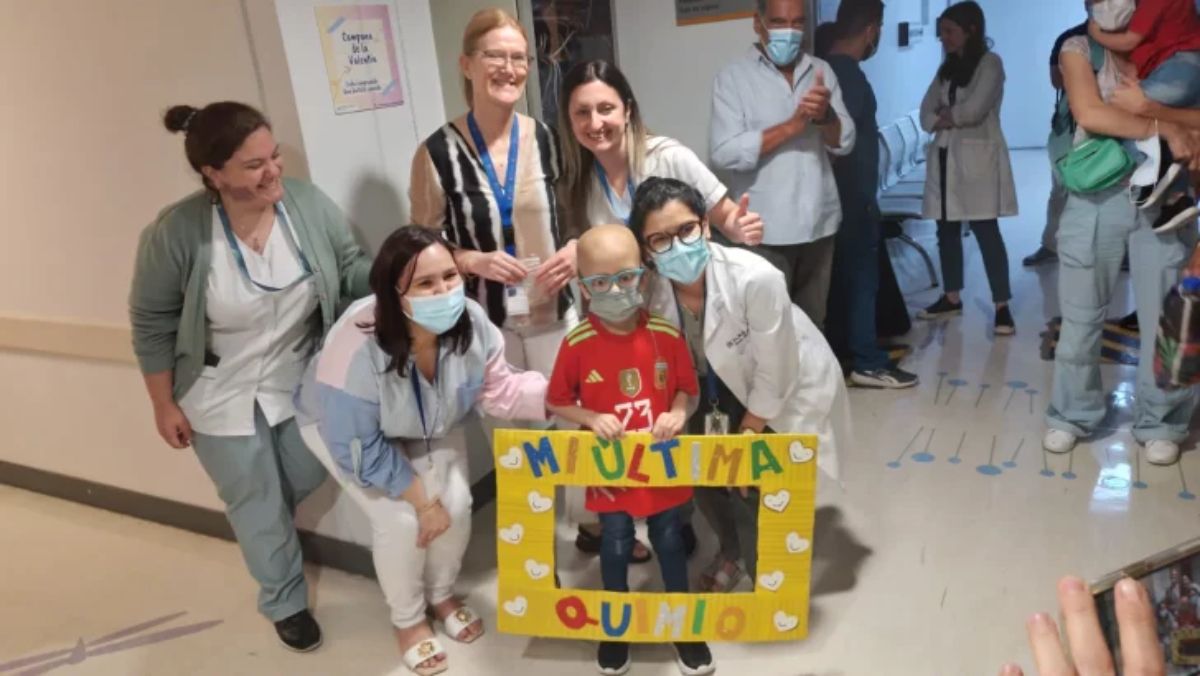 El festejo de todo el personal de oncología celebrando la última sesión de quimioterapia de Felipe, vestido con su remera- emblema: la del Dibu Martínez en la Selección argentina. El festejo de todo el personal de oncología celebrando la última sesión de quimioterapia de Felipe, vestido con su remera- emblema: la del Dibu Martínez en la Selección argentina.