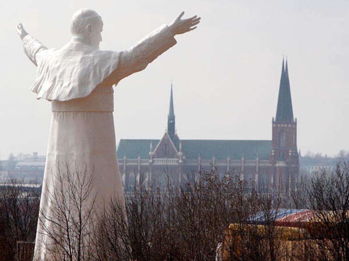 La estatua de Juan Pablo II más alta del mundo está en Czestochowa, Polonia. La estatua de Juan Pablo II más alta del mundo está en Czestochowa, Polonia.