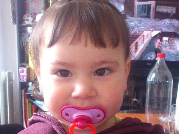 Una abuela desesperada y con el reloj en contra: tiene apenas 21 días para poder traer a su nieta al país
