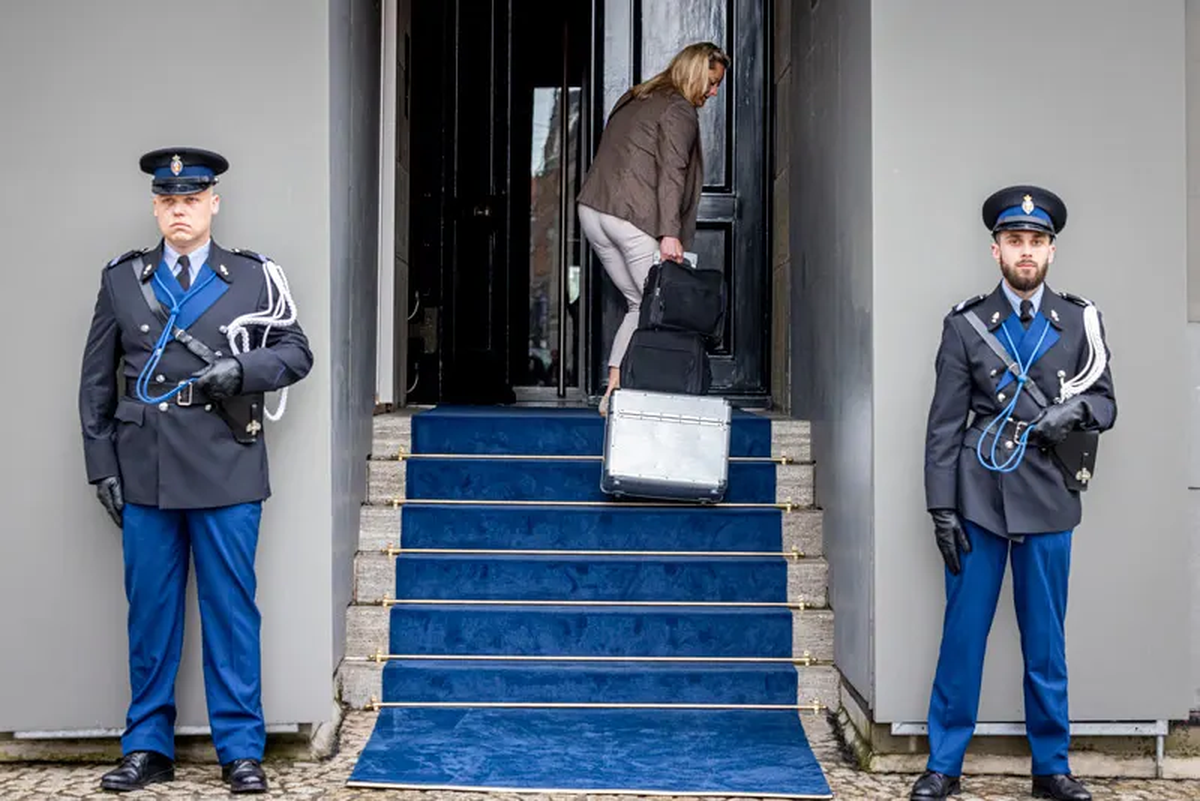La hija de Máxima de los Países Bajos, durante su llegada al palacio. La hija de Máxima de los Países Bajos, durante su llegada al palacio.