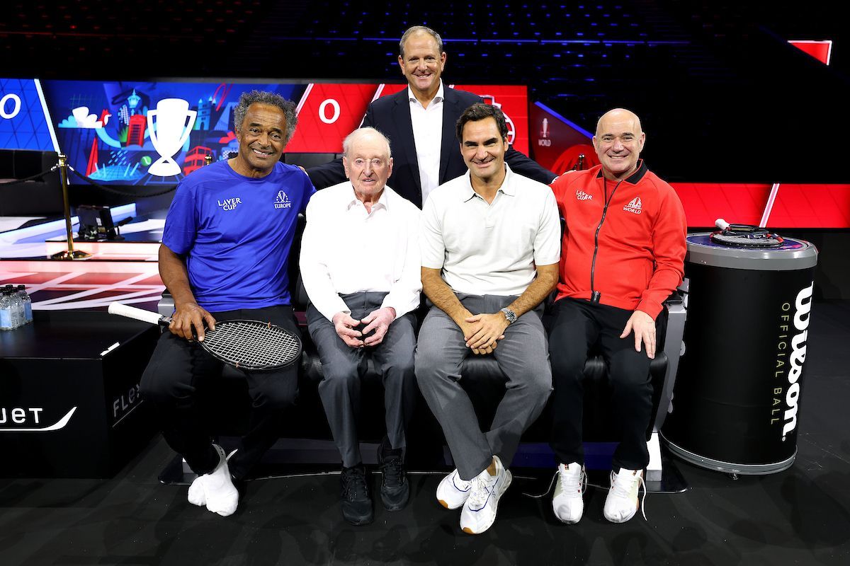 Tony Godsick, de la organización, junto a Noah, Federer, Laver y Agassi.
