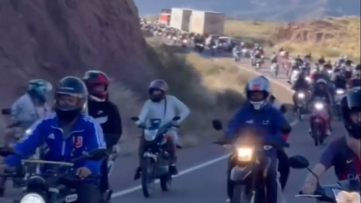 Motociclistas stunt. En la montaña, como en la foto, o en calles de Ciudad, como el viernes a la noche. 