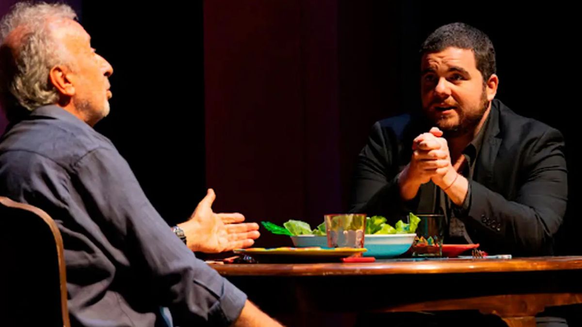 Eduardo Blanco y Gastón Cocchiarale en un pasaje de la obra teatral dirigida por Juan José Campanella. Eduardo Blanco y Gastón Cocchiarale en un pasaje de la obra teatral dirigida por Juan José Campanella.