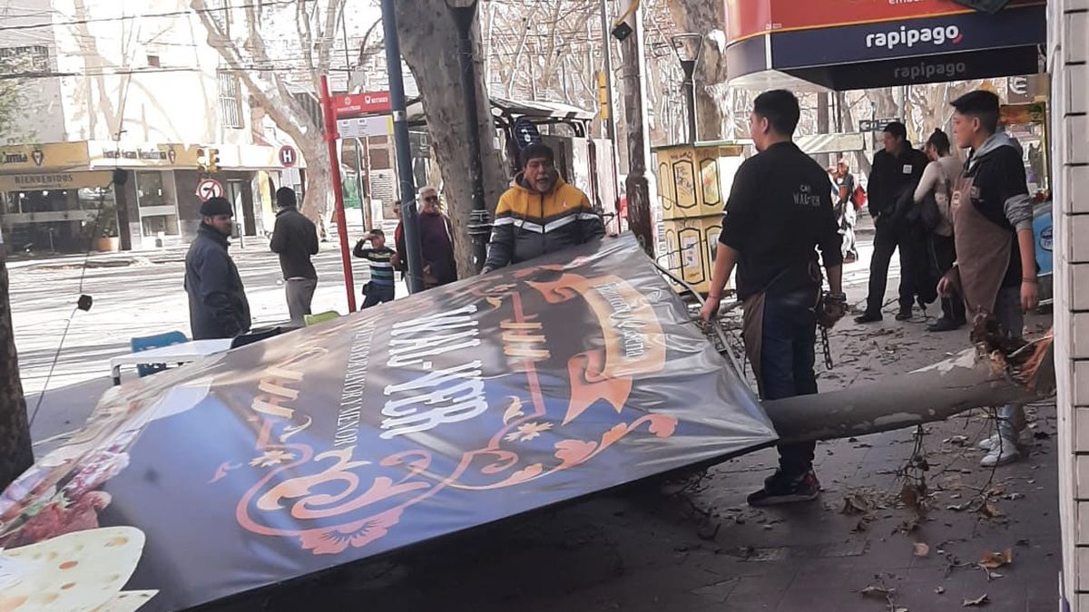 El cartel que cayó sobre la mujer en Ciudad.