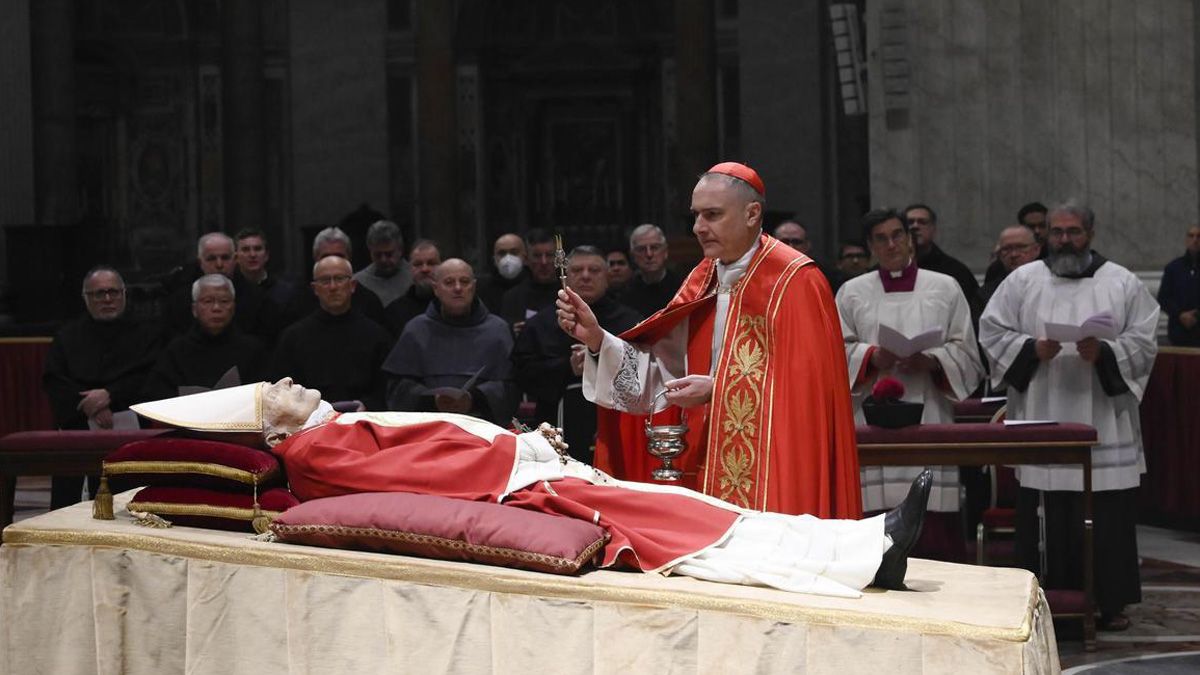 El cuerpo de Benedicto XVI fue llevado a las 7 de este lunes desde el monasterio Matter Ecclesia hasta la Basílica de San Pedro