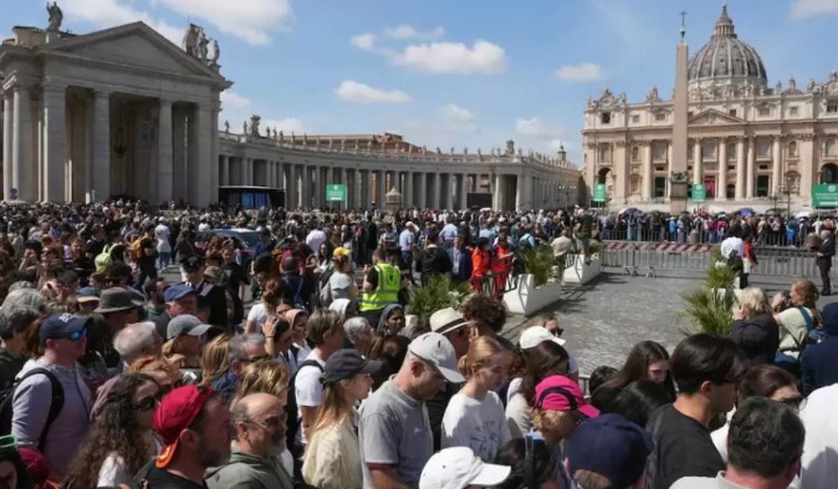 Una multitud a la espera de poder entrar la basílica para despedirse de Francisco. Una multitud a la espera de poder entrar la basílica para despedirse de Francisco.
