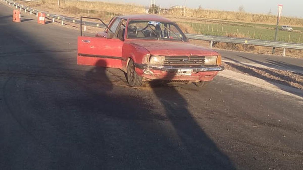 Otra imagen del auto que causó el accidente fatal con una moto. Otra imagen del auto que causó el accidente fatal con una moto.