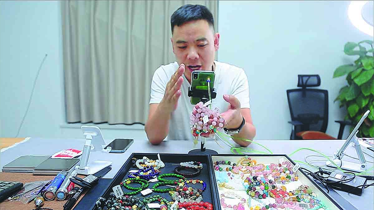 El streamer Sha Chao en el trabajo en la aldea de Xuebu, condado de Donghai, provincia de Jiangsu. PARA USO DE CHINA DAILY