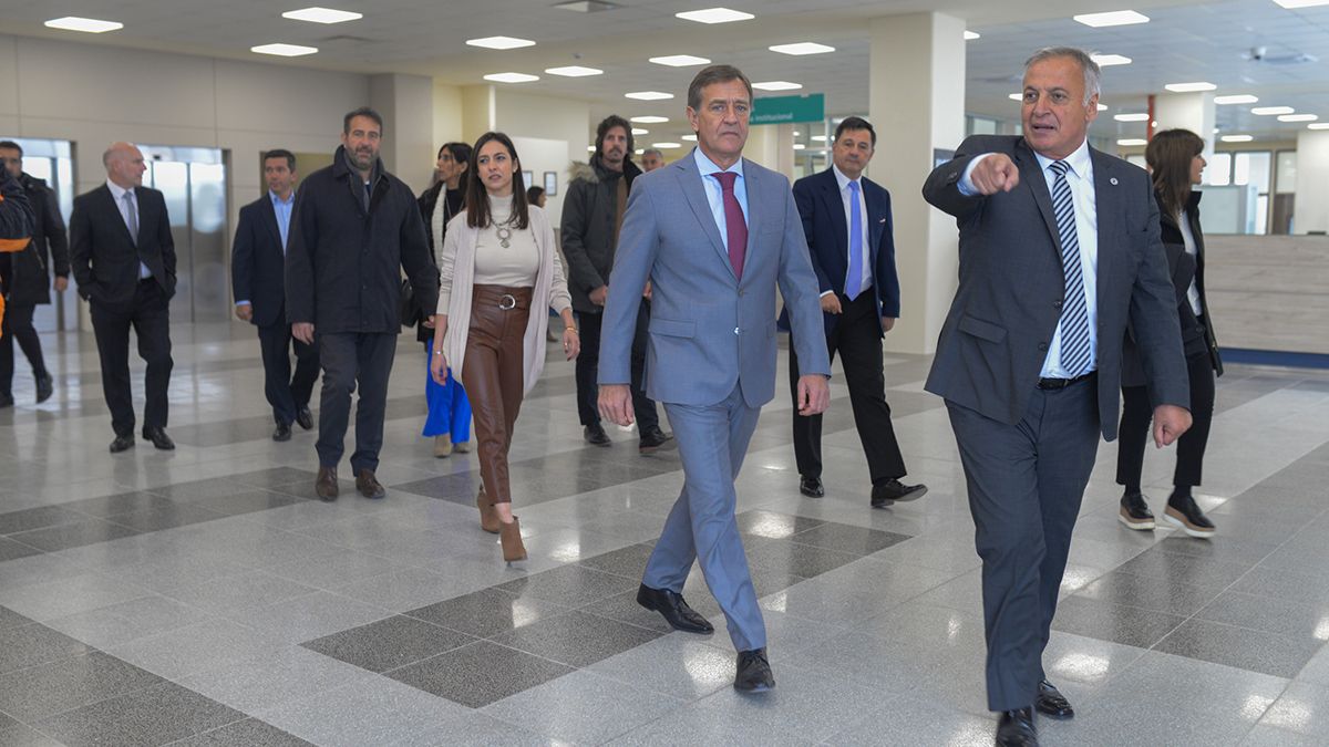 El procurador general de la Corte, Alejandro Gullé, a la cabeza de la comitiva oficial recorriendo el nuevo edificio del Polo Judicial.