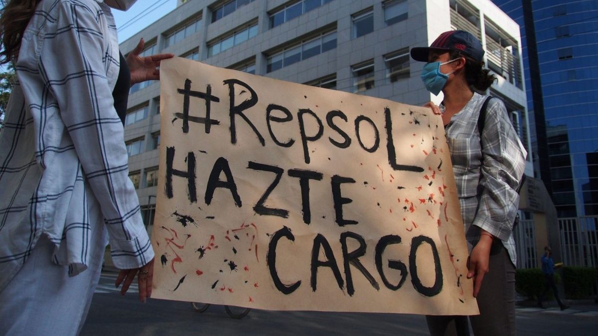 Manifestantes frente a las oficinas de Repsol en Lima