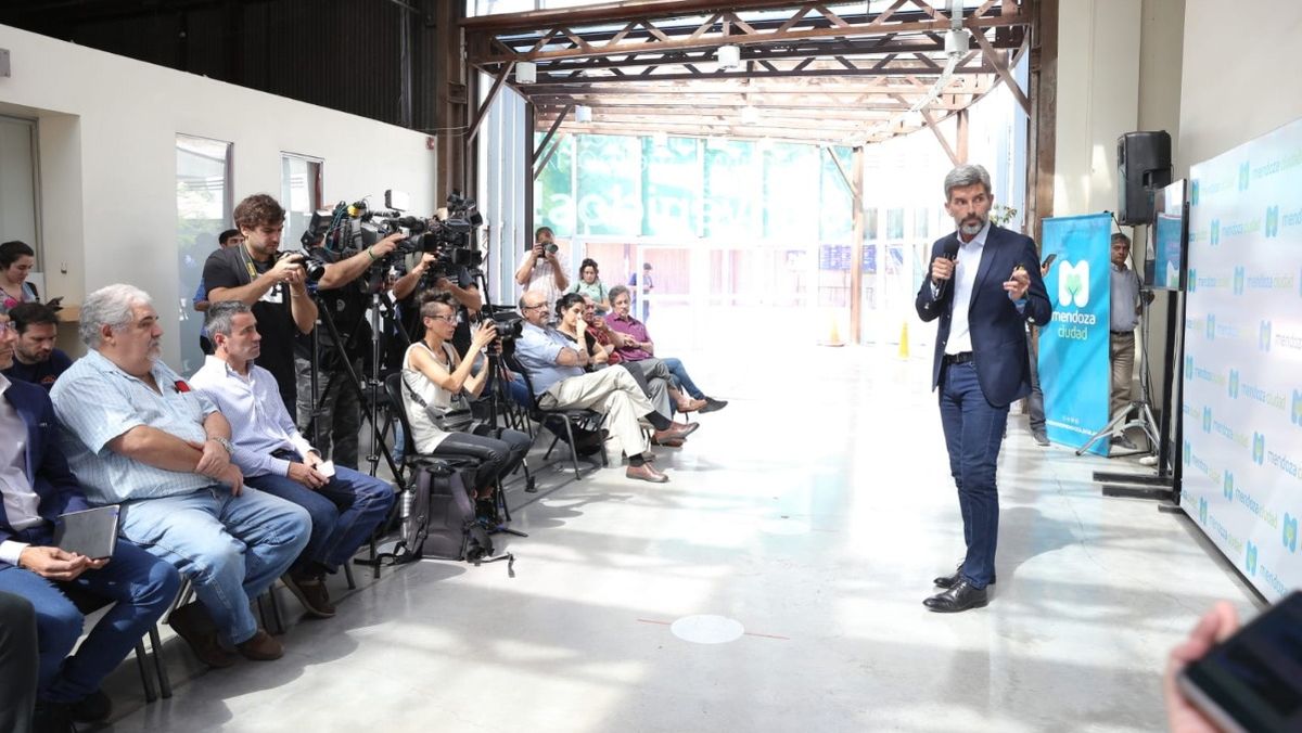 El intendente de Ciudad presentando su plan de obras para 2022-2023.