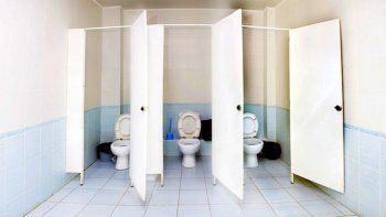 Una menor de 15 años denunció que 4 hombres la violaron en un baño público
