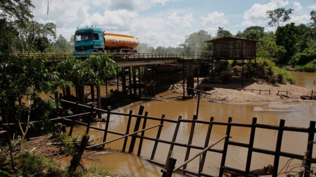 Un camión petrolero atraviesa el Parque Nacional Yasuní. En agosto, los ecuatorianos votaron a favor de ponerle fin a la explotación petrolífera en esta zona de gran biodiversidad de la Amazonía (Foto: Alamy) Un camión petrolero atraviesa el Parque Nacional Yasuní. En agosto, los ecuatorianos votaron a favor de ponerle fin a la explotación petrolífera en esta zona de gran biodiversidad de la Amazonía (Foto: Alamy)