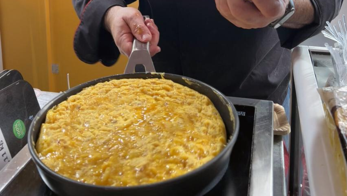 El truco definitivo para dar la vuelta a la tortilla de papas sin que se rompa ni se pegue