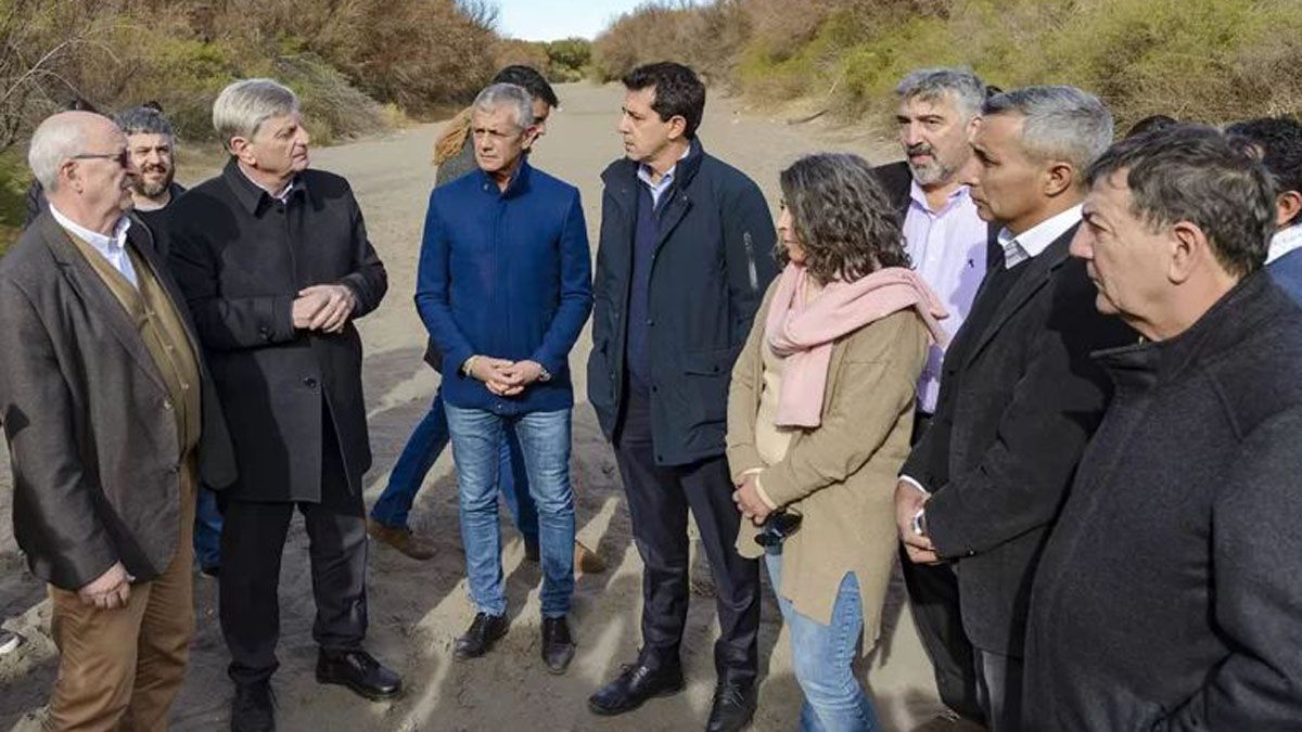 Wado de Pedro y autoridades pampeanas en el cauce seco del río Atuel.