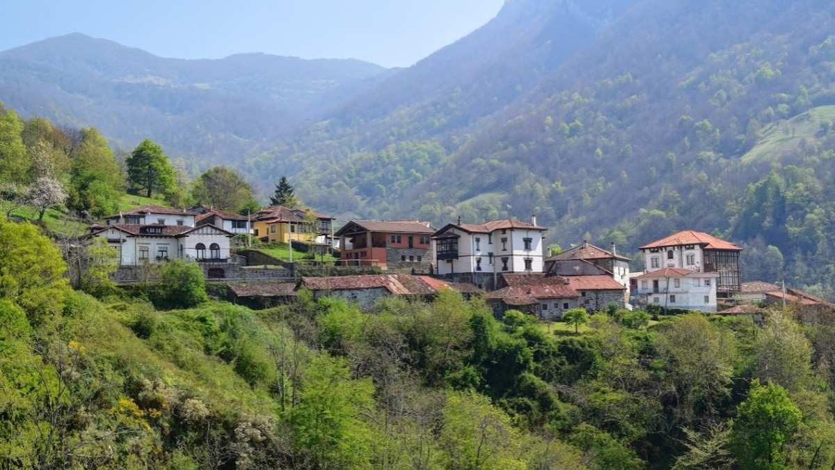 El pueblo por el que pagan 6.000 euros a quienes se muden allí está ubicado en Ponga en Asturias. El pueblo por el que pagan 6.000 euros a quienes se muden allí está ubicado en Ponga en Asturias.