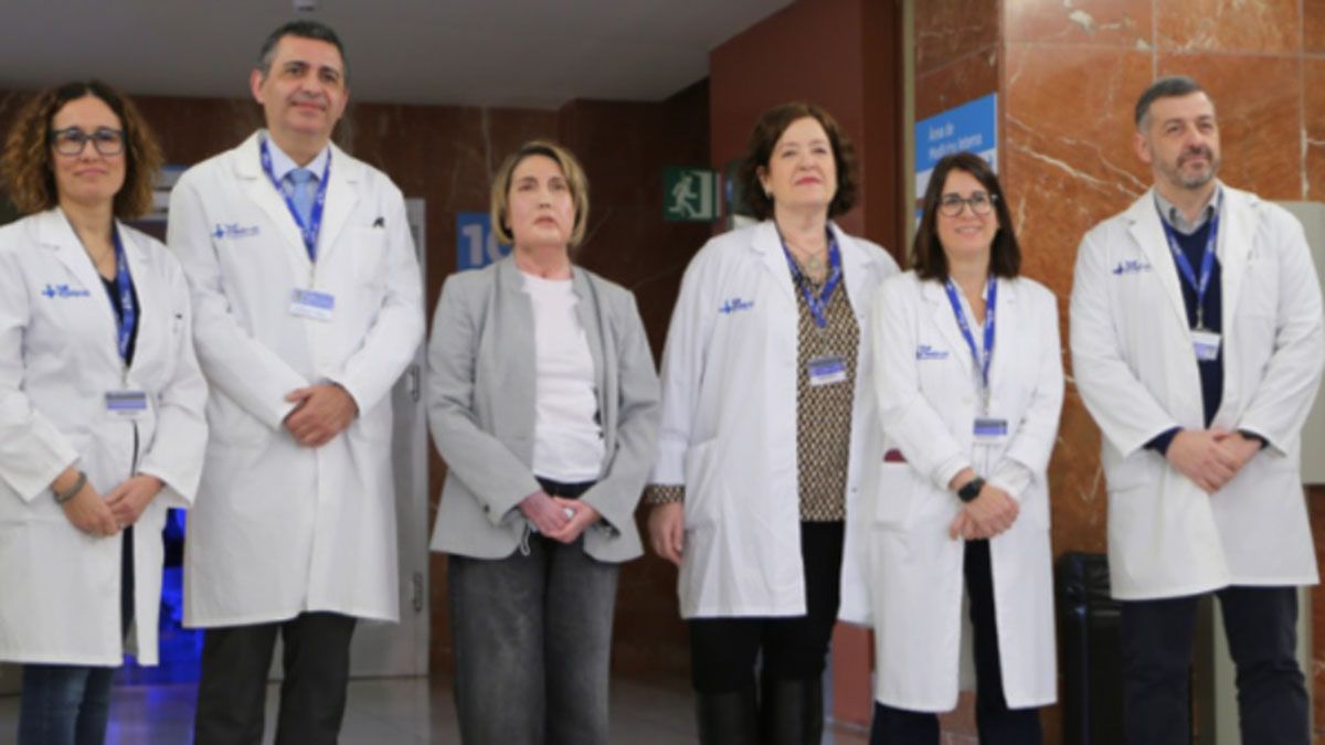 Una mujer fue sometida a un trasplante de cara, luego de sufrir una necrosis facial grave y la donante había muerto por eutanasia. Una mujer fue sometida a un trasplante de cara, luego de sufrir una necrosis facial grave y la donante había muerto por eutanasia.