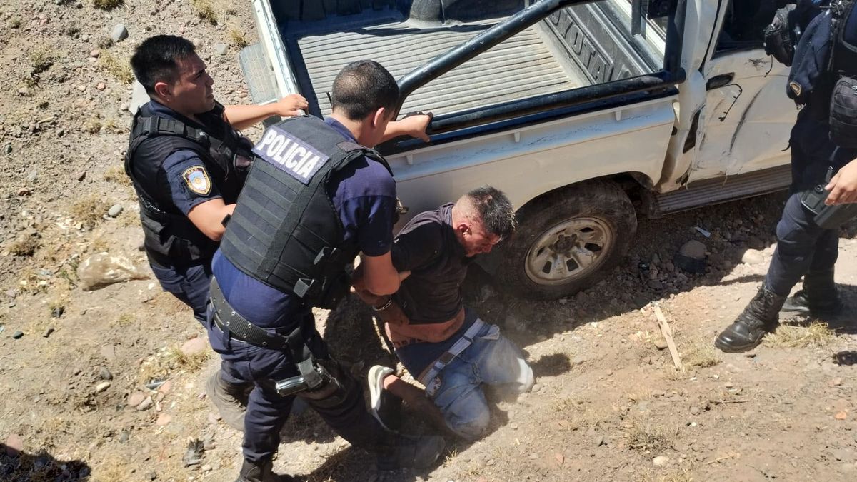 El delincuente fue brutalmente golpeado por las personas que auxiliaron al dueño de la camioneta. El delincuente fue brutalmente golpeado por las personas que auxiliaron al dueño de la camioneta.