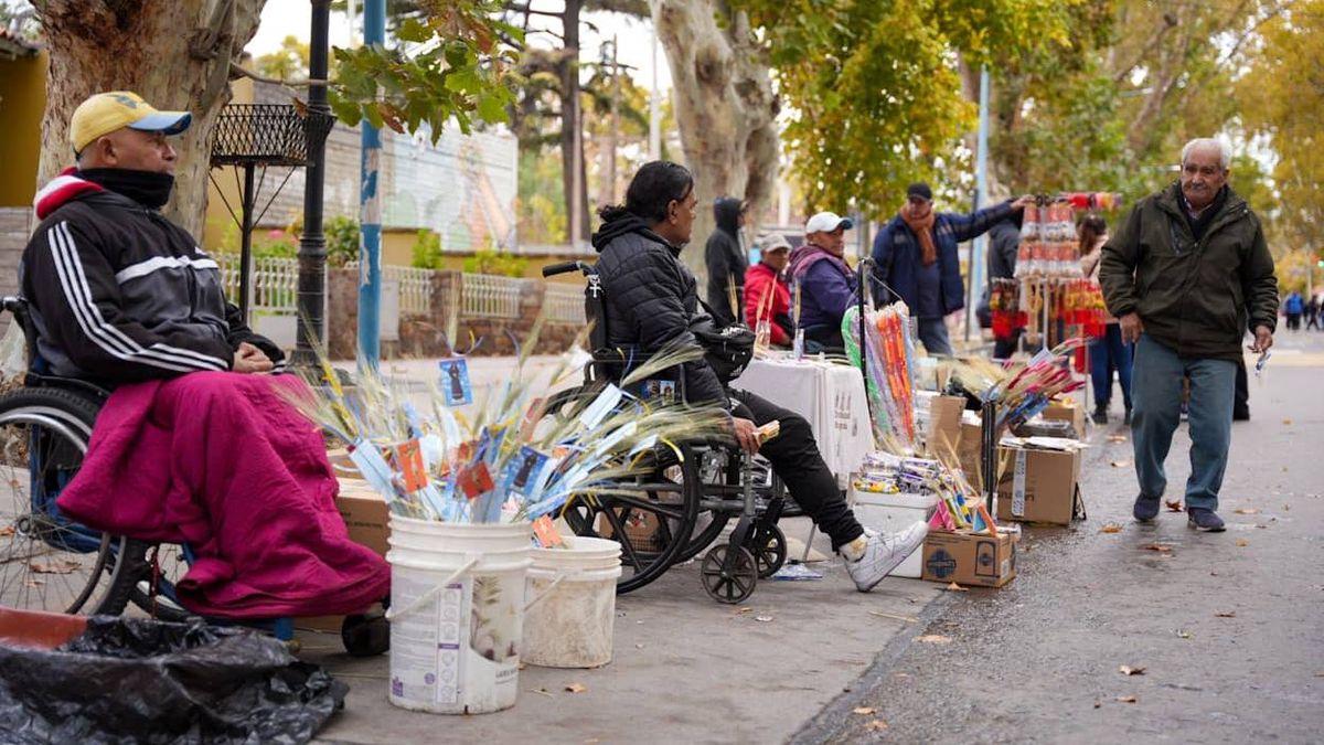 El Vía Crucis fue una ocasión para vender. Este viernes la primera procesión comenzó muy temprano. El Vía Crucis fue una ocasión para vender. Este viernes la primera procesión comenzó muy temprano.