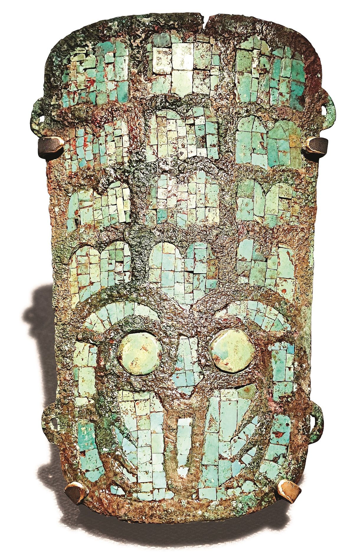 Una placa de bronce con incrustaciones de turquesa del yacimiento de Erlitou, cuyo diseño probablemente evolucionó a partir de la serpiente. WANG RU / CHINA DAILY