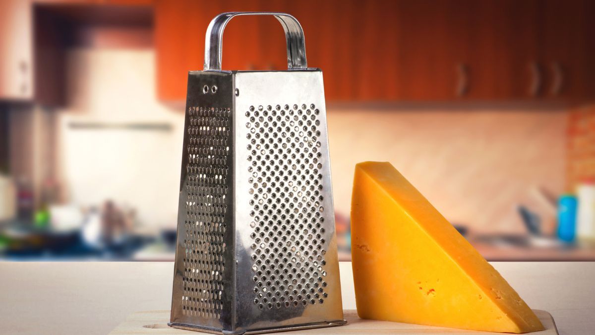 Para recuperar el rallador de la cocina y eliminar las manchas de óxido que pueda tener prueba este truco casero. Para recuperar el rallador de la cocina y eliminar las manchas de óxido que pueda tener prueba este truco casero.