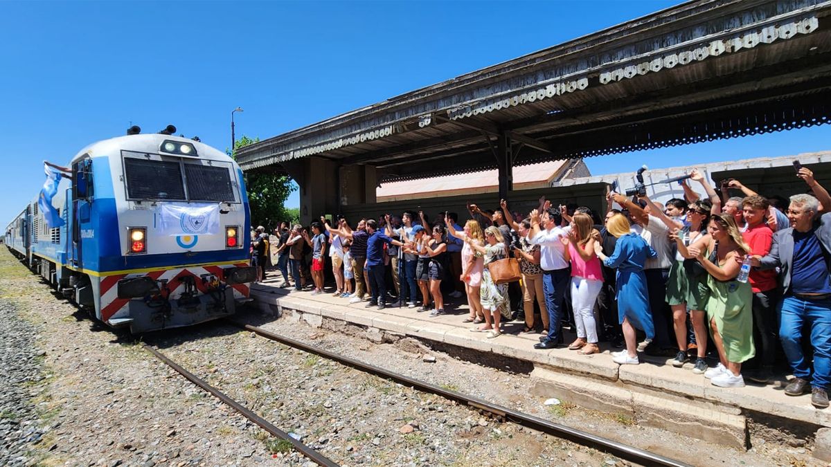 Llega el tren de pasajeros que prueba las vías en Mendoza.