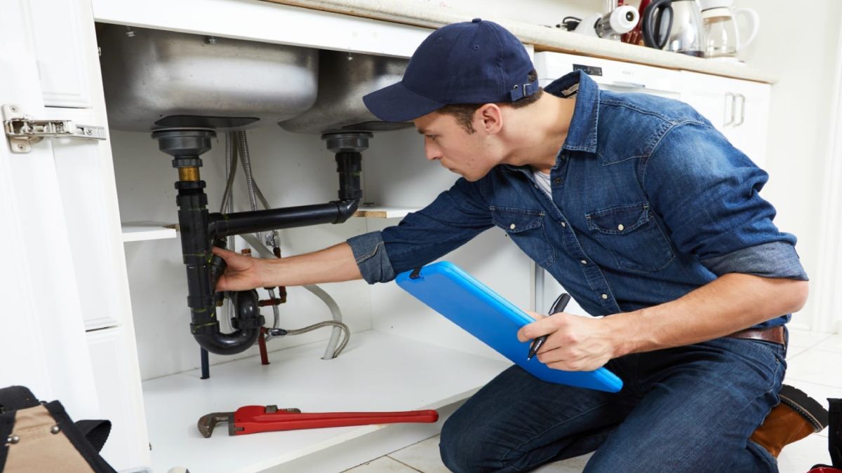 La app Ylisto fue la idea ganadora del concurso Emprende U, Premios Gustavo Kent, que organiza la FUNC, y las chicas integrantes del equipo triunfador se quedaron con un premio en metálico de $50.000. La aplicación sirve para contactar en forma rápida a empresas de servicios y oficios.