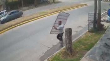 Un vecino detuvo a dos motochorros de una manera insólita