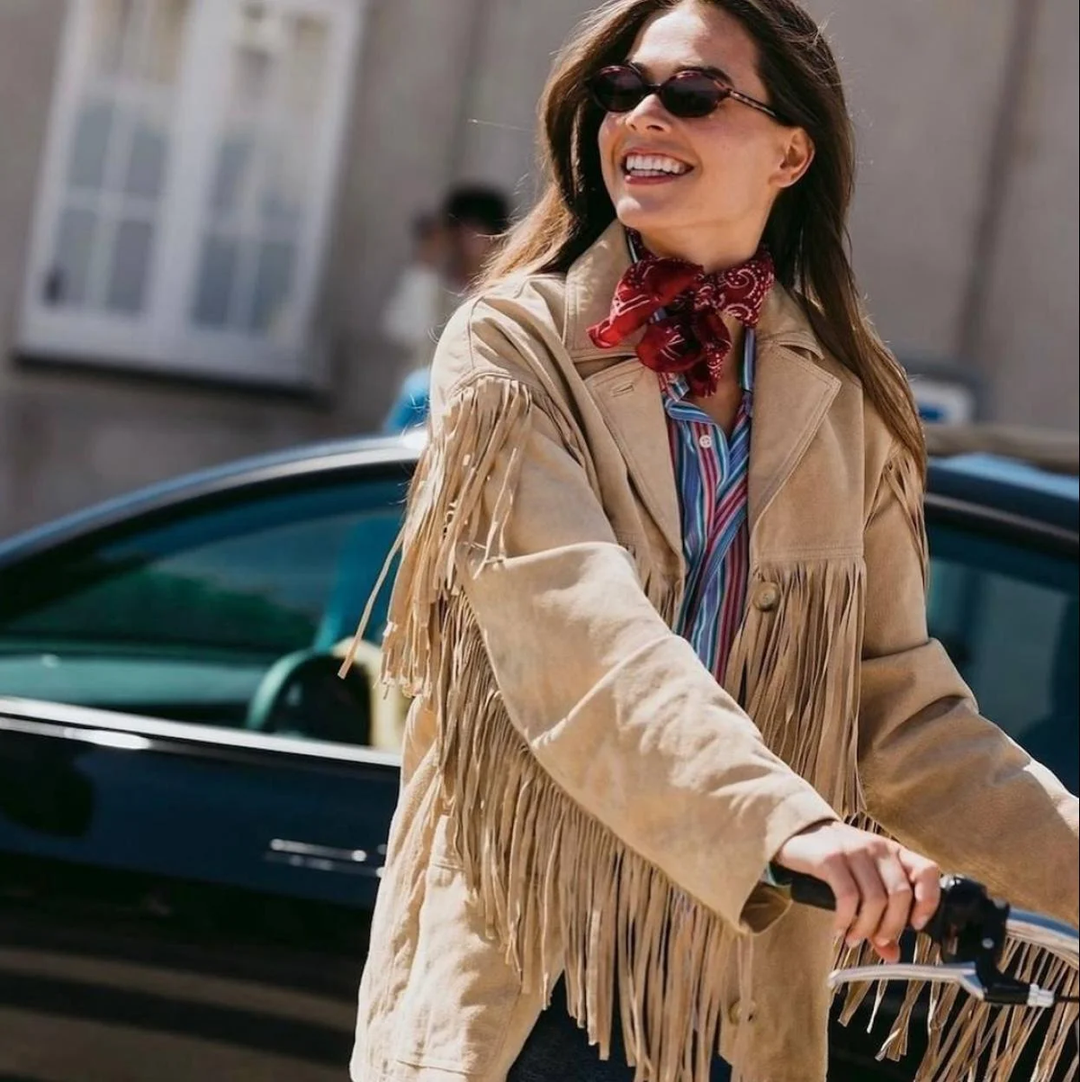 La campera con flecos es una de las tendencias del momento. Imagen: Vogue. La campera con flecos es una de las tendencias del momento. Imagen: Vogue.