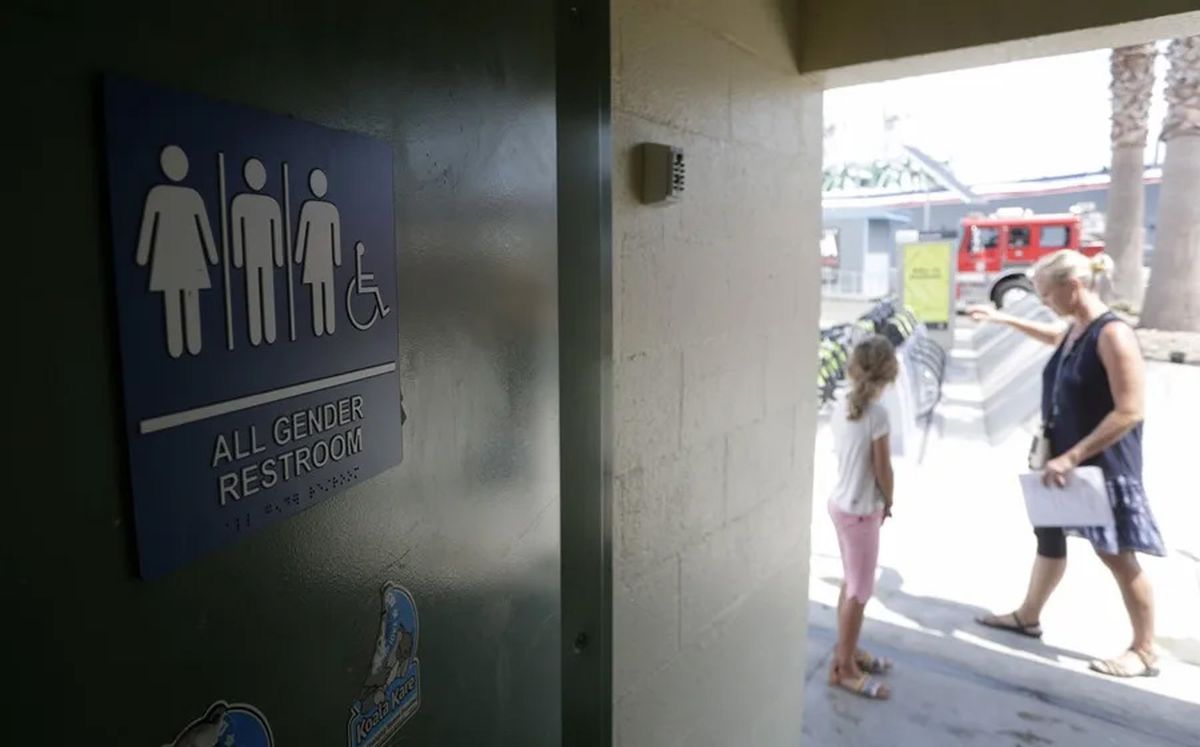 Vista de exterior de un baño destinado para mujeres y hombres, sin discriminar a transgénero, en una fotografía de archivo. Crédito: EFE/Mike Nelson. Vista de exterior de un baño destinado para mujeres y hombres, sin discriminar a transgénero, en una fotografía de archivo. Crédito: EFE/Mike Nelson.