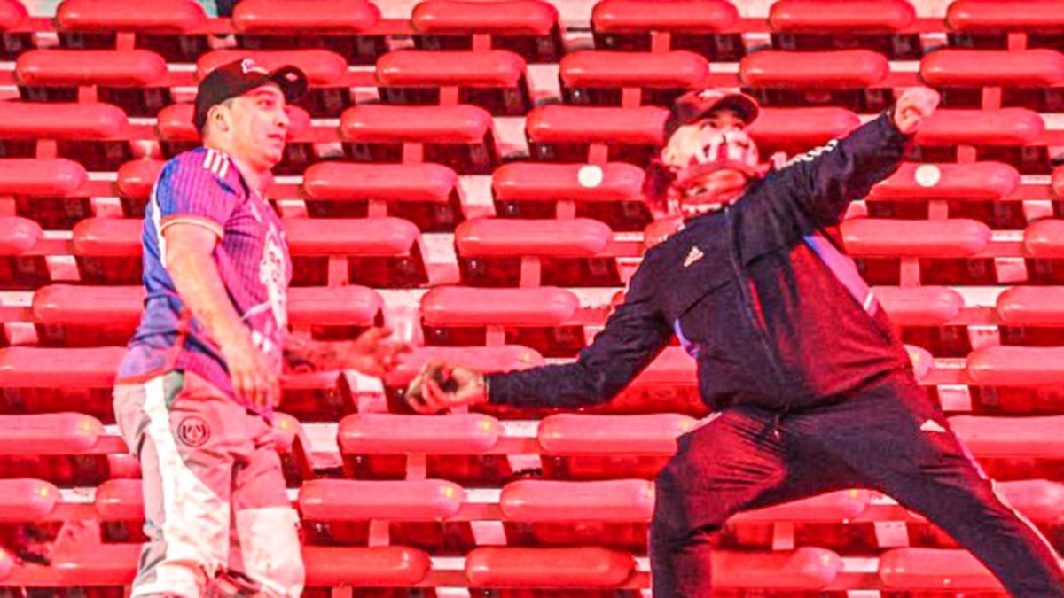 Los violentos hicieron suspender el partido.